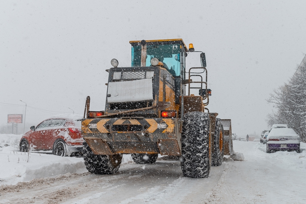 В Магадане продолжаются работы по расчистке города от снега Источник
