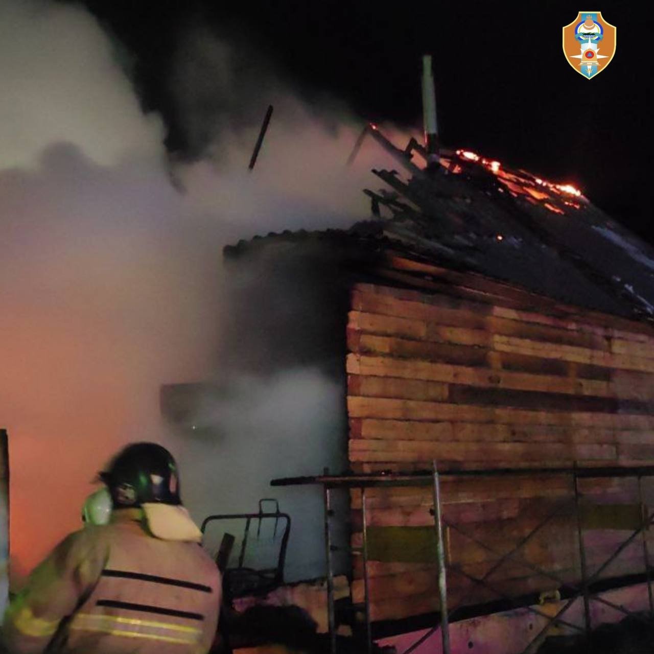 В Бурятии ночью на пожаре погиб мужчина агентство ГО и ЧС Бурятии (архив)