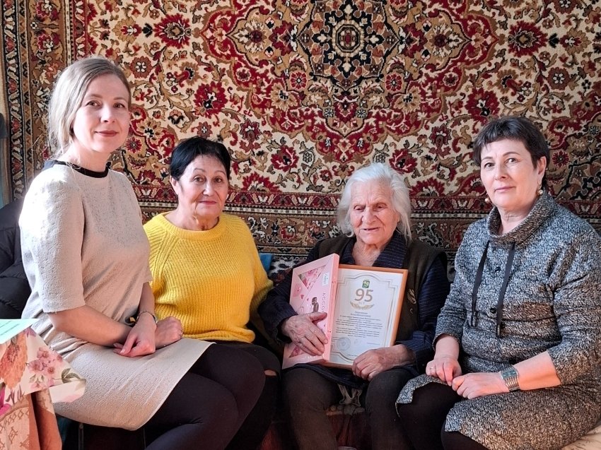 Ветеран труда отметила 95-летний юбилей в Забайкалье Департамента ЗАГС Забайкалья