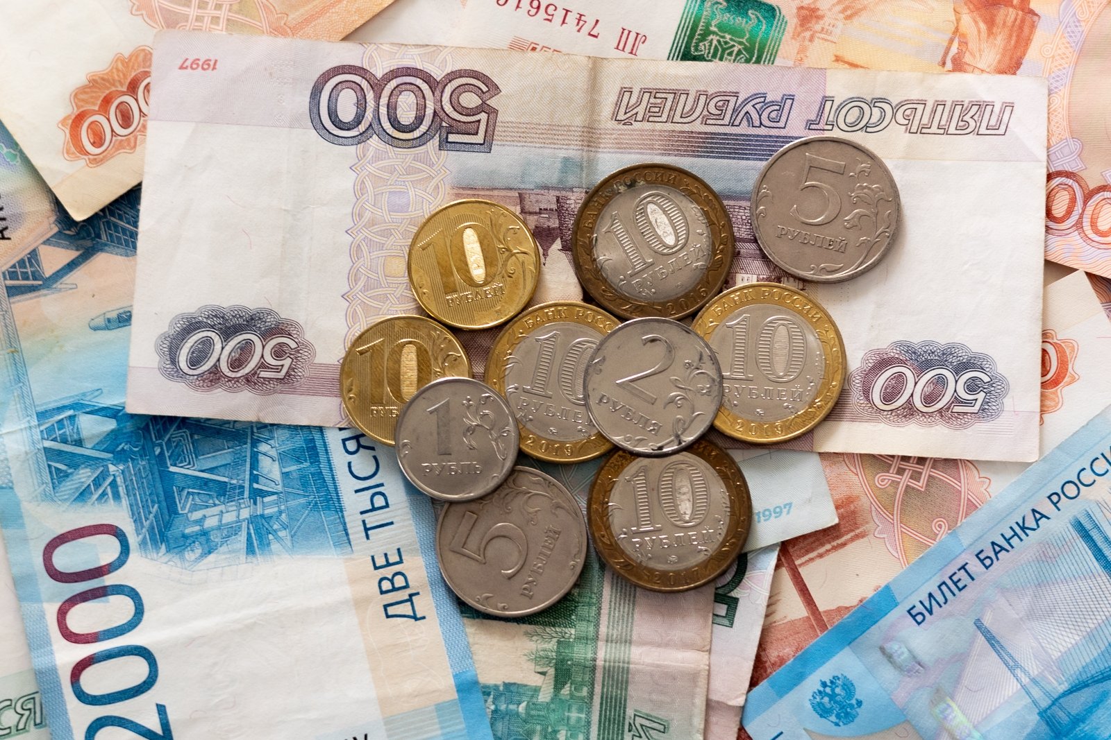 Курс рубля понизился по нескольким причинам Илья Аверьянов, ИА PrimaMedia.ru