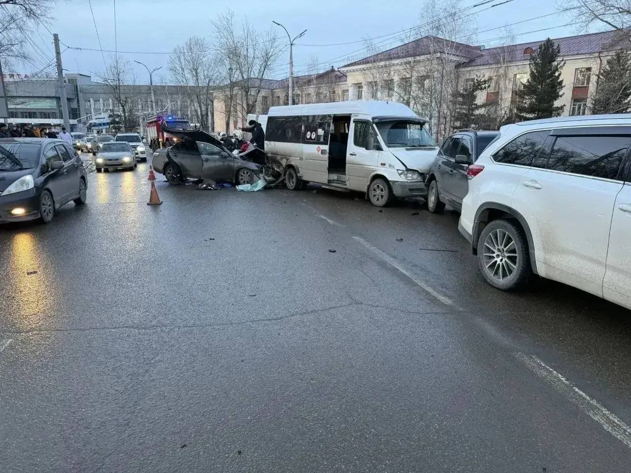 Трое детей госпитализированы после массового ДТП с маршруткой в Иркутске Пресс-служба ГУ МВД России по Иркутской области