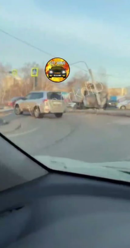 Грузовик снес столб в Ленинском округе Иркутска тг-канал (18+) &quotДТП 38RUS&quot