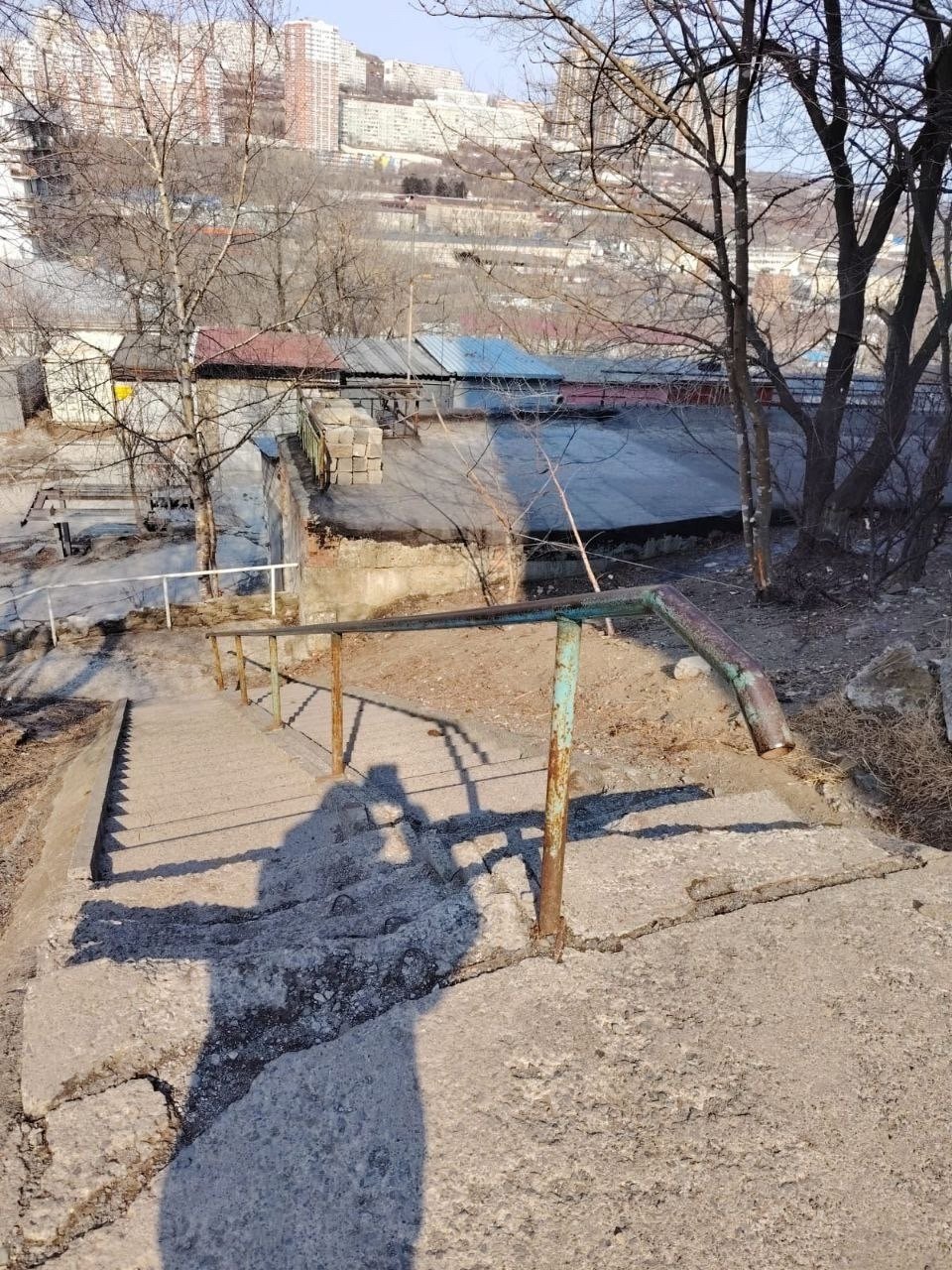 Жительница Владивостока сломала ногу, упав на аварийной лестнице на Сафонова Телеграм-канал (18+) &quotСафонка&quot