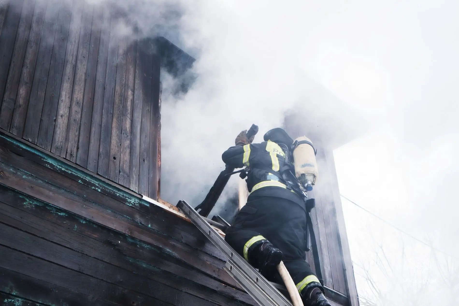 Кадры с места пожара ГУ МЧС России по Камчатскому краю