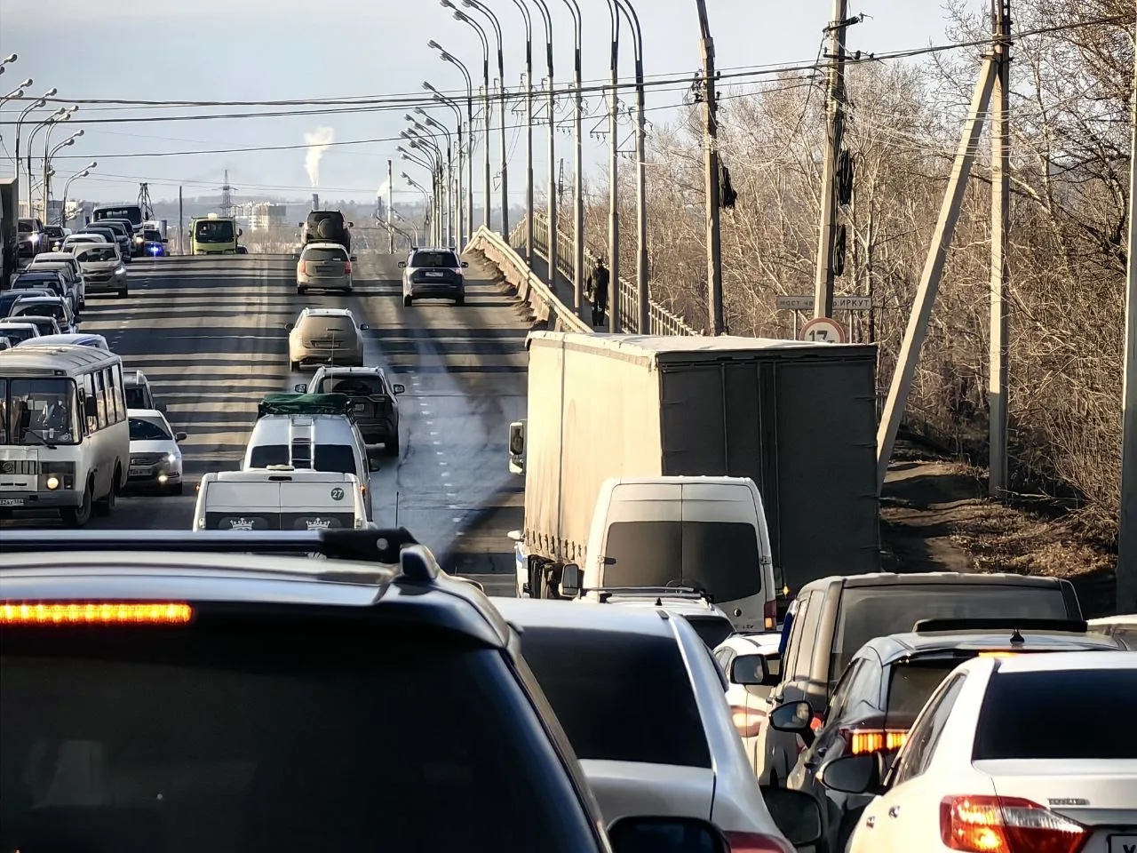 Многокилометровая пробка образовалась от центра Иркутска в сторону Ленинского района ИА IrkutskMedia
