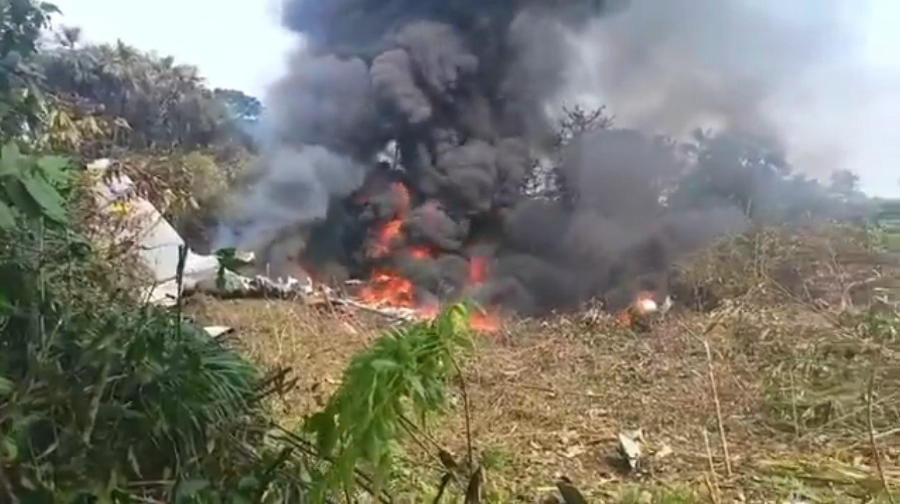 Военный самолет со 125 военными на борту рухнул в Колумбии Скриншот видео