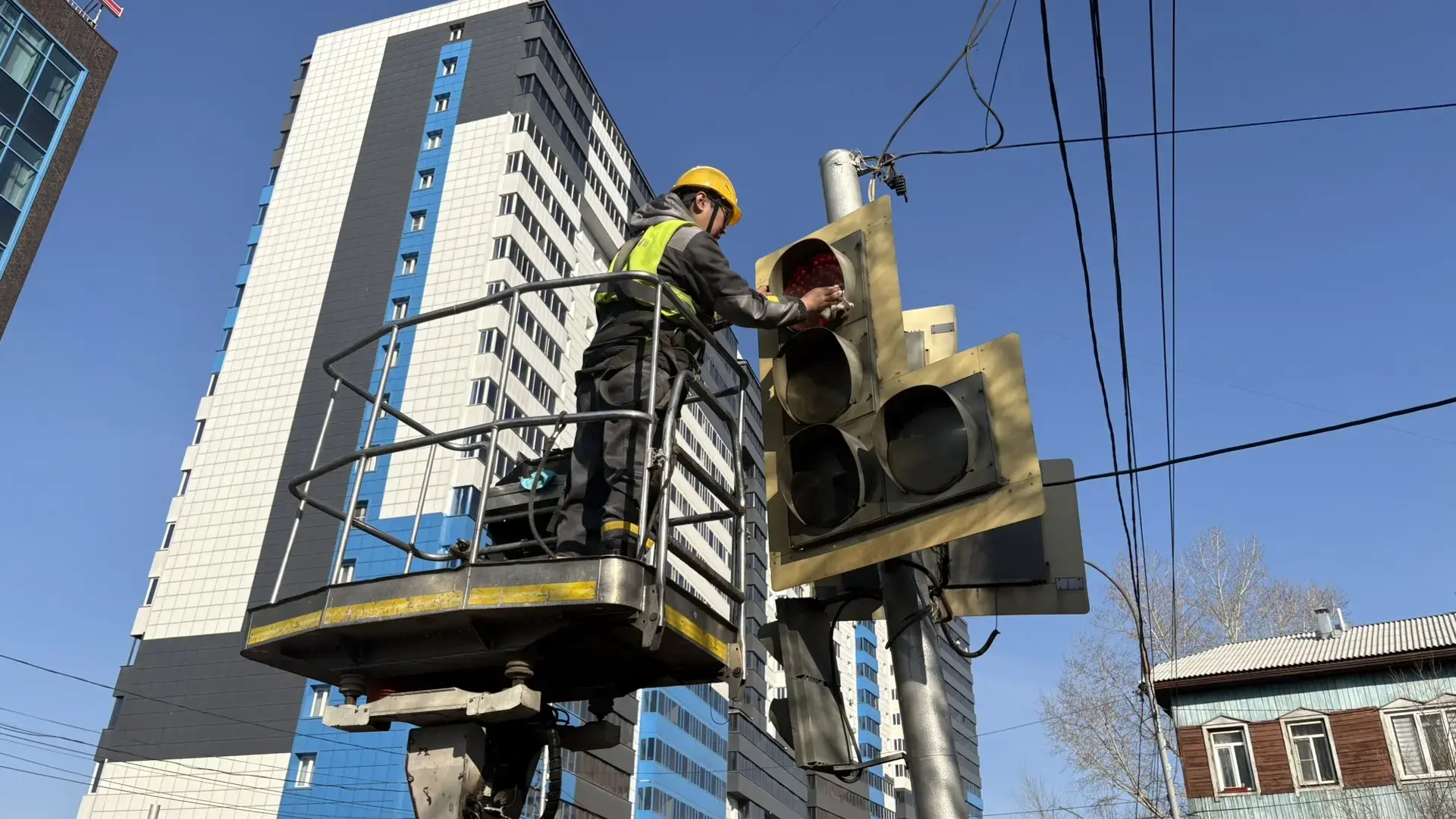 В Улан-Удэ бросились мыть светофоры после зимы администрация г. Улан-Удэ