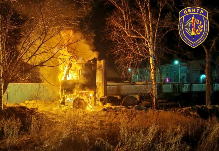 Грузовой МАЗ тушили ночью в Бурейском округе Амурский центр ГЗ и ПБ