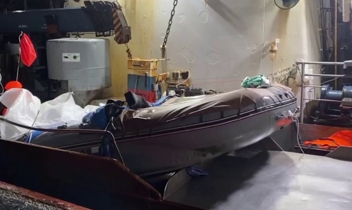 Пичугин вместе с братом Сергеем и 15-летним племянником Ильей отправился в плавание по Охотскому морю на резиновой лодке Baikat 470. СУ СК РФ