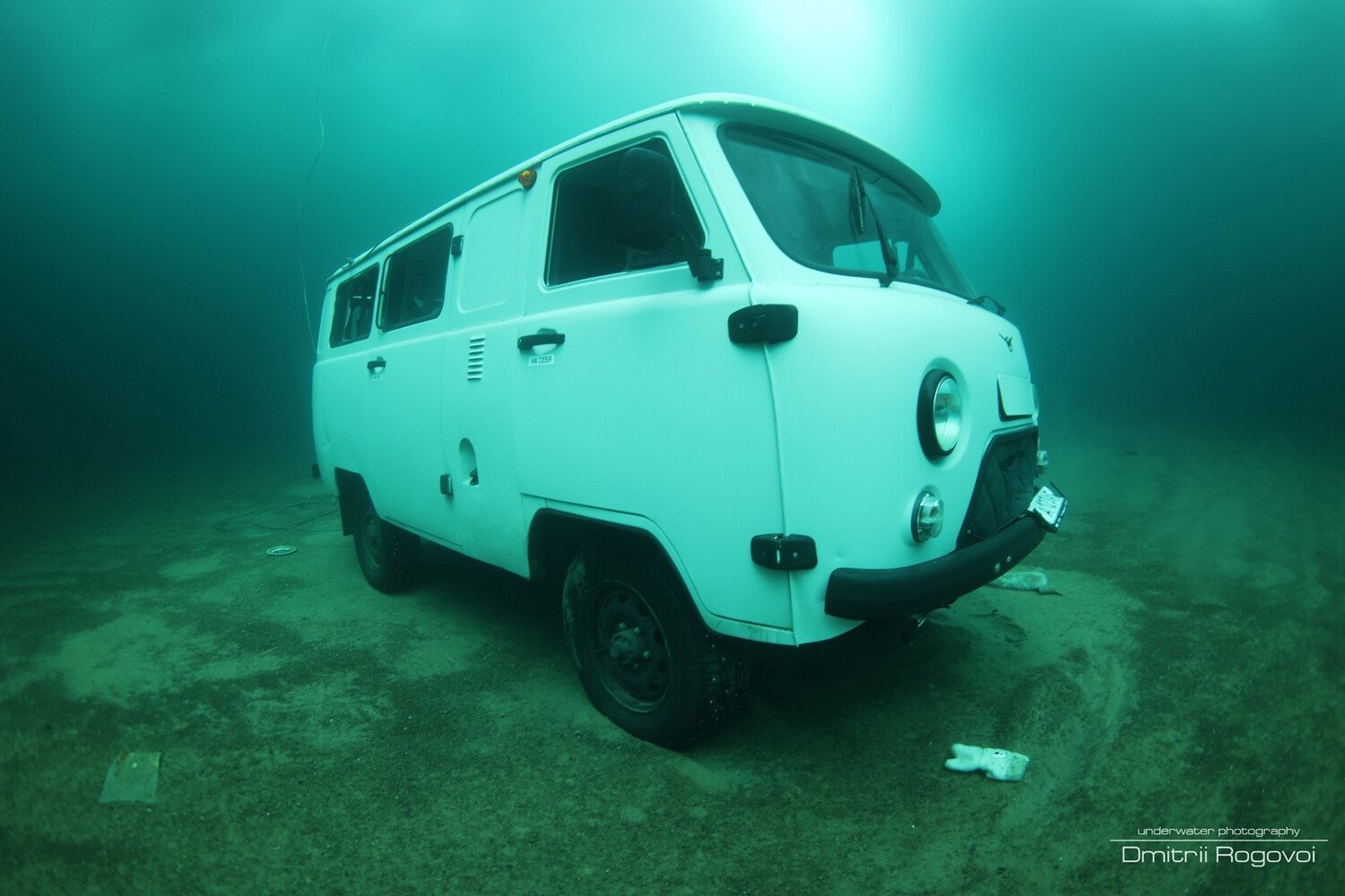 Затонувшую на Байкале вместе с туристами из Китая &quotбуханку&quot сняли на фото Дмитрий Роговой во &quotВКонтакте&quot (12+)