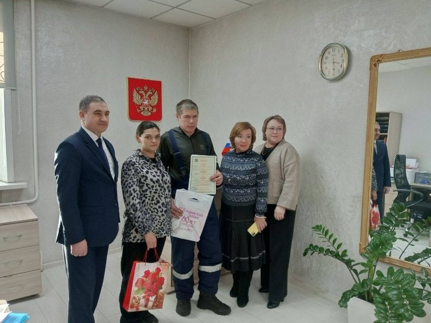 Семья новорождённой с главой администрации Ингодинского района Михаилом Шибаевым департамента ЗАГС Забайкалья