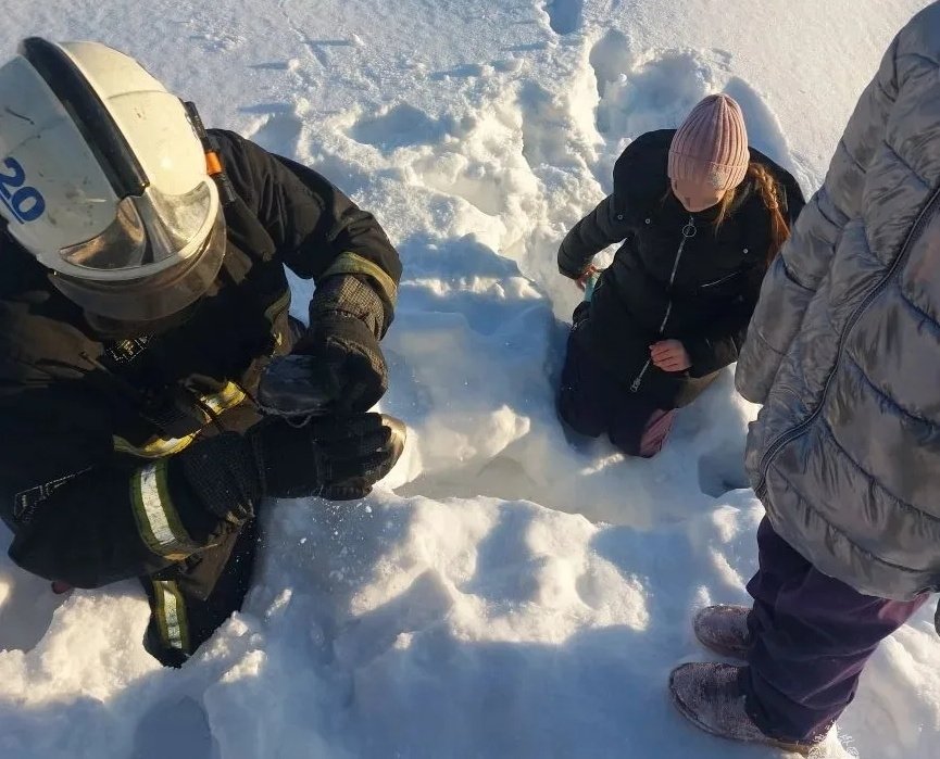 В поселке Уптар пожарные вытащили ребенка из снега ГУ МЧС России по Магаданской области