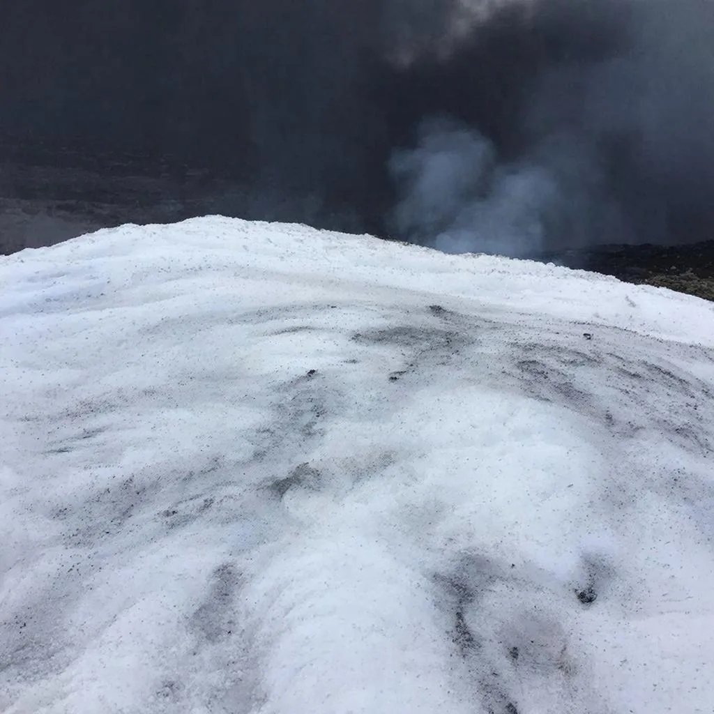 Вулканический пепел на снегу Сгенерировано нейросетью &quotШедеврум&quot (18+)
