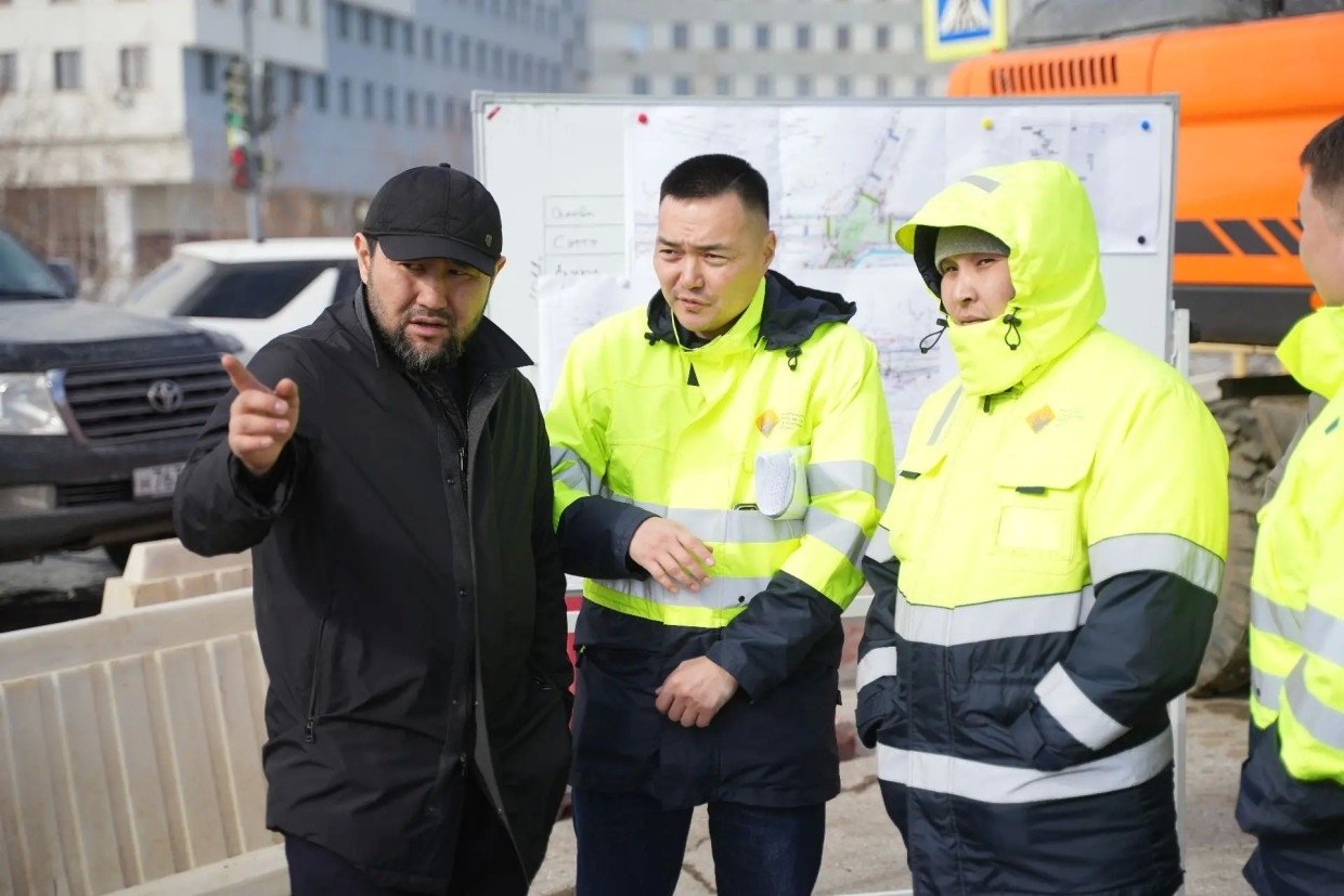 Евгений Григорьев проверил ход капитального ремонта улицы Дежнева в Якутске Окружная администрация Якутска