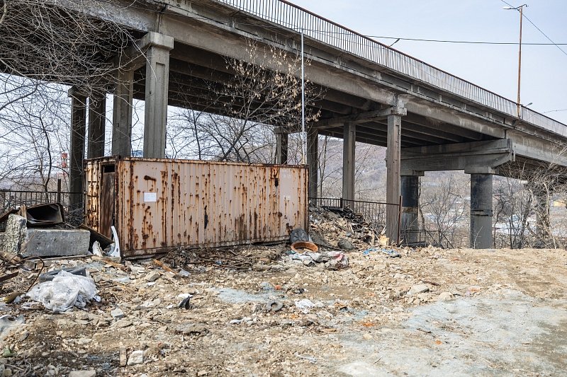 Снос самостроев начался под Рудневским мостом во Владивостоке Владимир Нестеров, администрация Владивостока