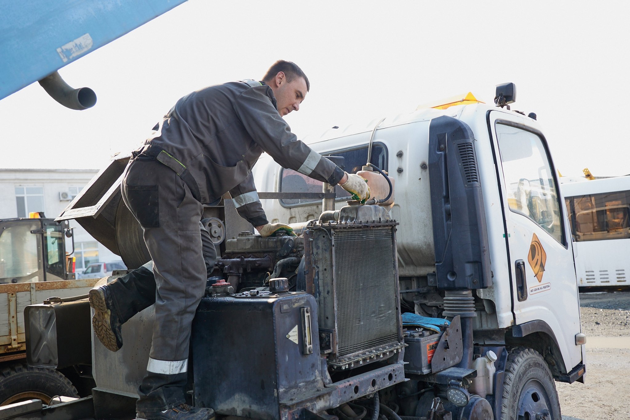Южно-Сахалинск готовит дорожную технику к теплому сезону пресс-служба администрации Южно-Сахалинска