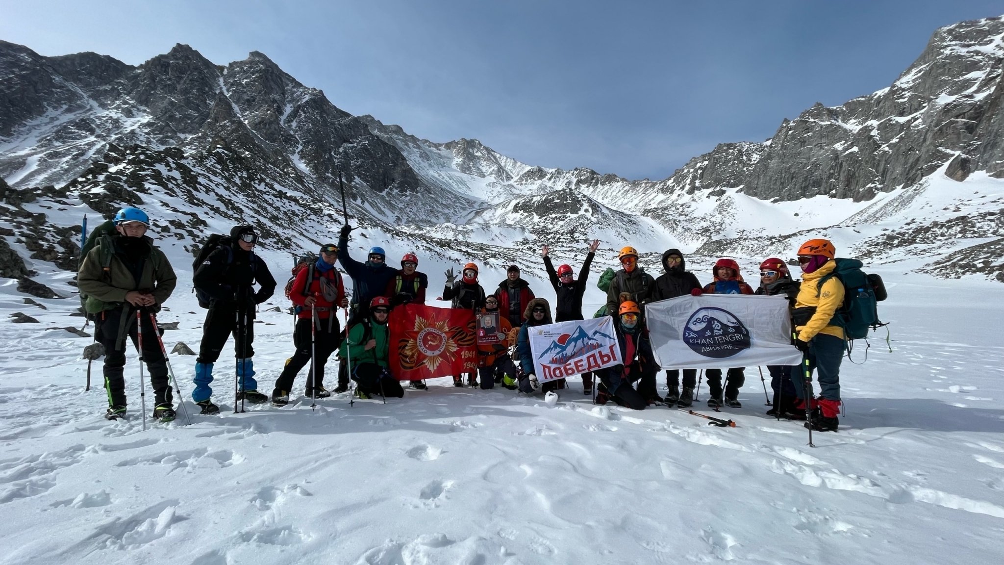 В эти дни все, кто окажется в районе горы Мунку-Сардык, могут посвятить своё восхождение или радиальный выход празднику Победы. федерации экстремальных видов спорта Бурятии &quotБайкальский экстрим&quot.