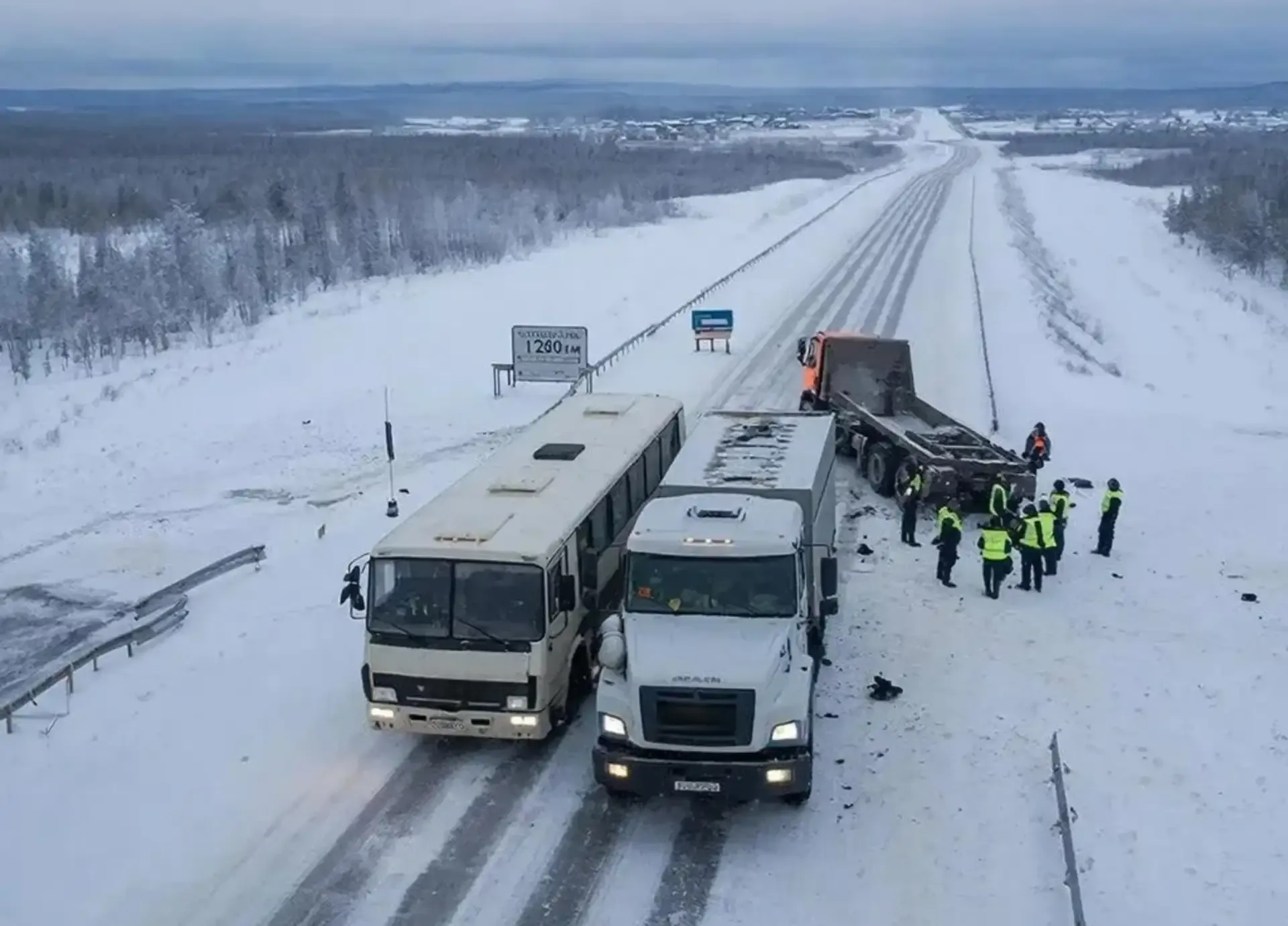 В Якутии на трассе столкнулись вахтовый автобус и большегруз Минэкологии Якутии