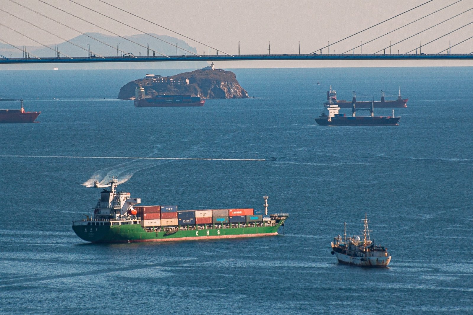 Судно-контейнеровоз в порту Владивосток Илья Аверьянов, ИА PrimaMedia