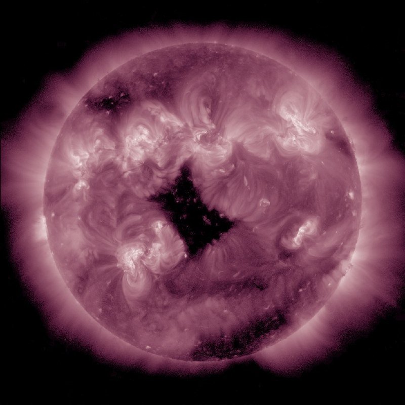 Корональная дыра на Солнце необычной формы Телеграм-канал Лаборатория солнечной астрономии (XRAS) (18+)