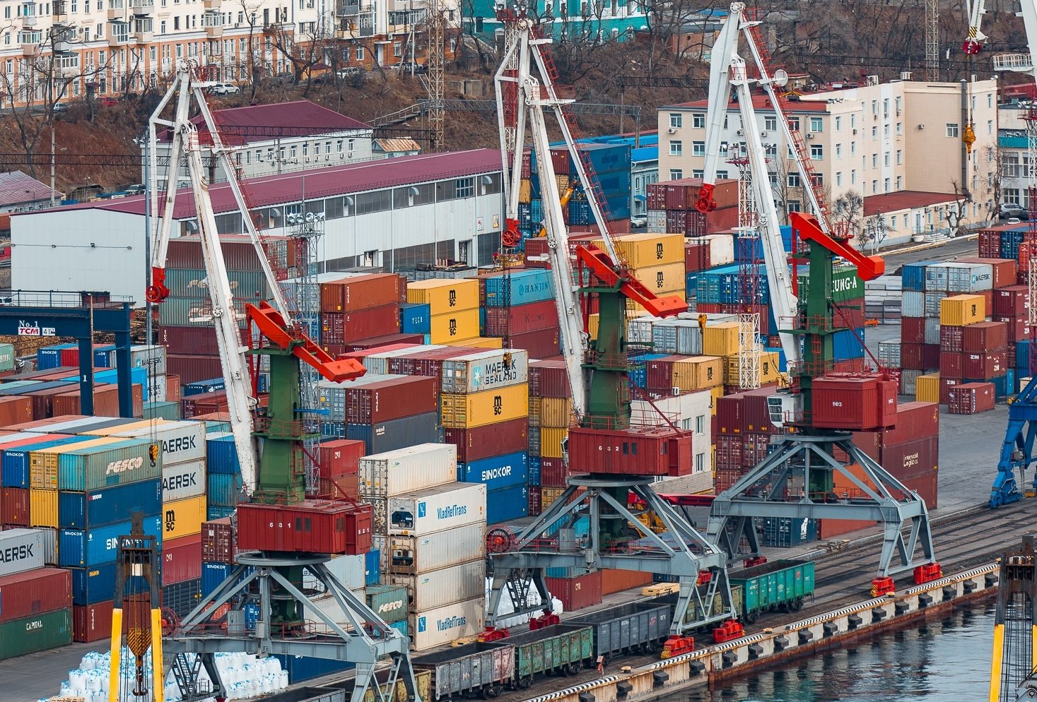Контейнеры в порту Владивосток Илья Аверьянов, ИА PrimaMedia