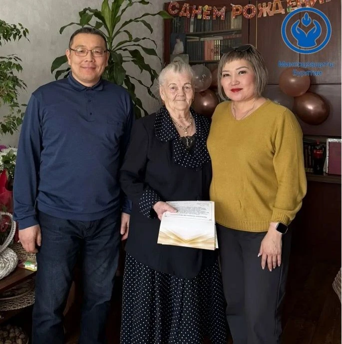 Труженица тыла и ветеран труда отметила 100-летие в Бурятии Минсоцзащиты Бурятии