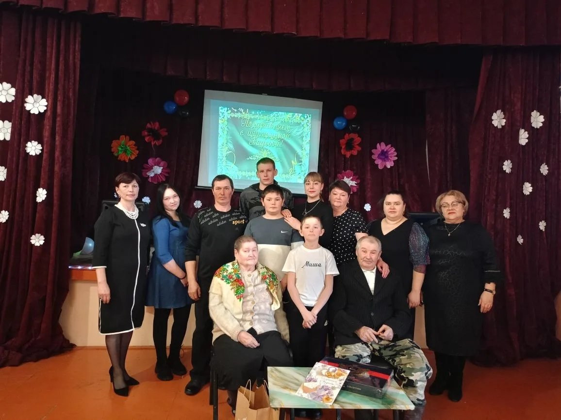 Супруги Колобовы с родными и близкими департамента ЗАГС Забайкалья