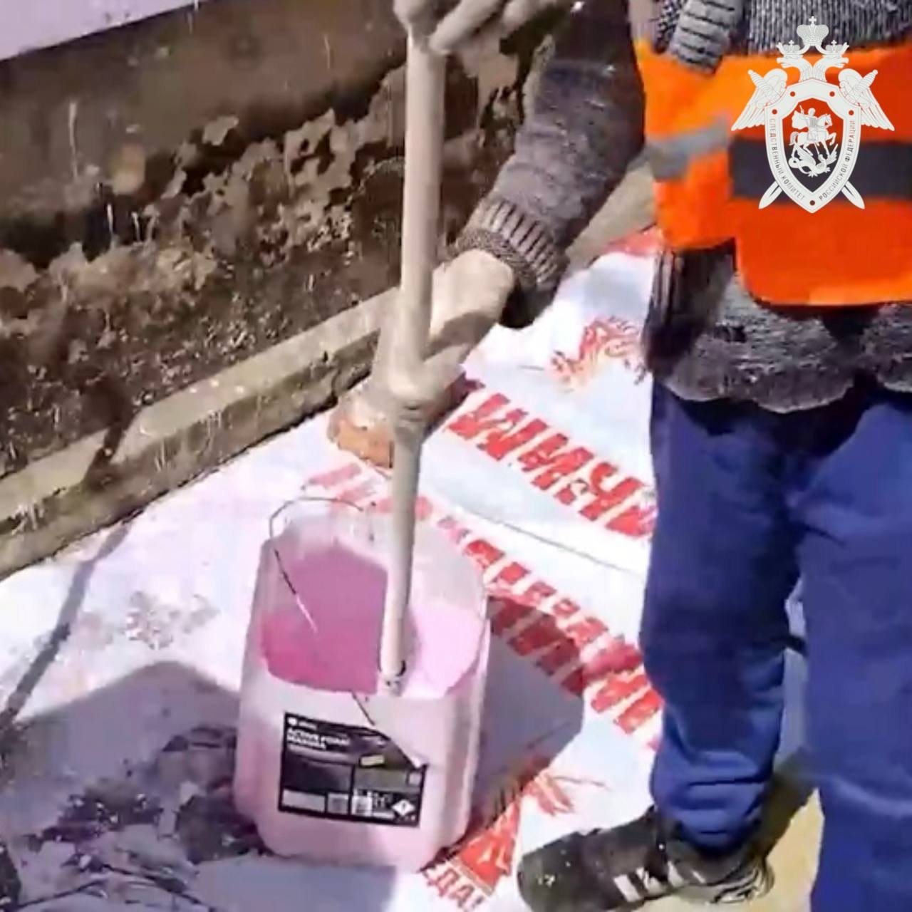 В Ставрополе маляры застелили дорогу плакатами ко Дню Победы — идёт проверка Пресс-служба СУ СКР по Ставрополью