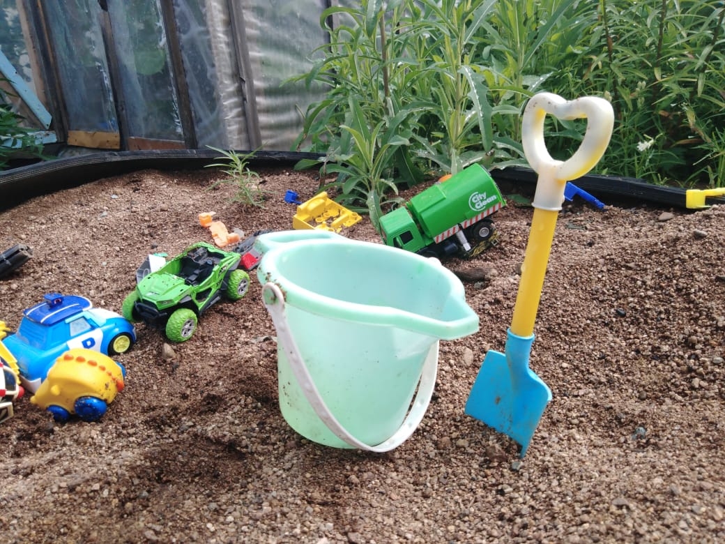 Юрист предупредил об ответственности за украшение клумб старыми игрушками Марина  Померанцева , ИА EAOMedia