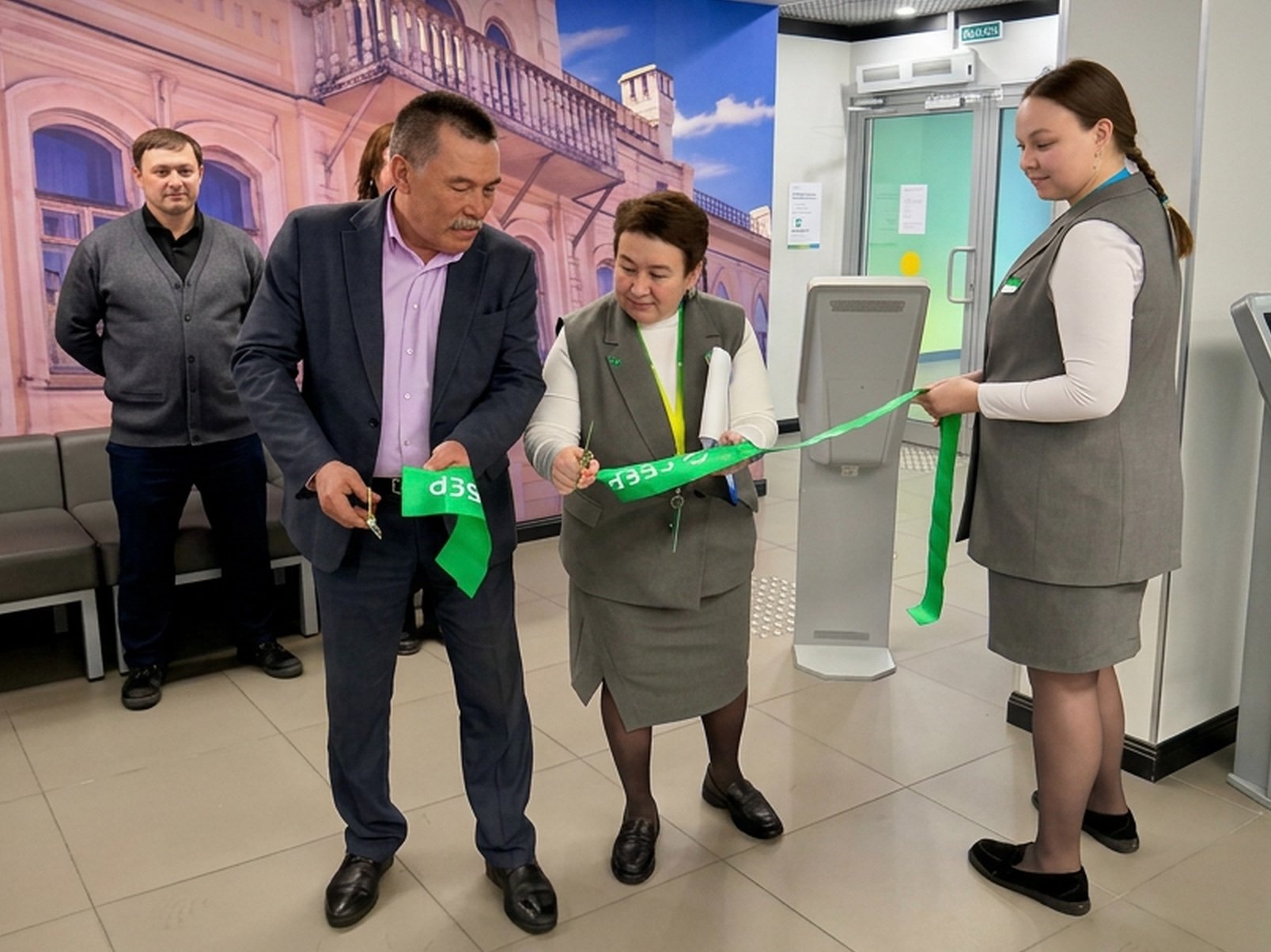 Динозавр, теплоход и &quotЗабайкальский Версаль&quot: в крае открылись обновленные офисы Сбер