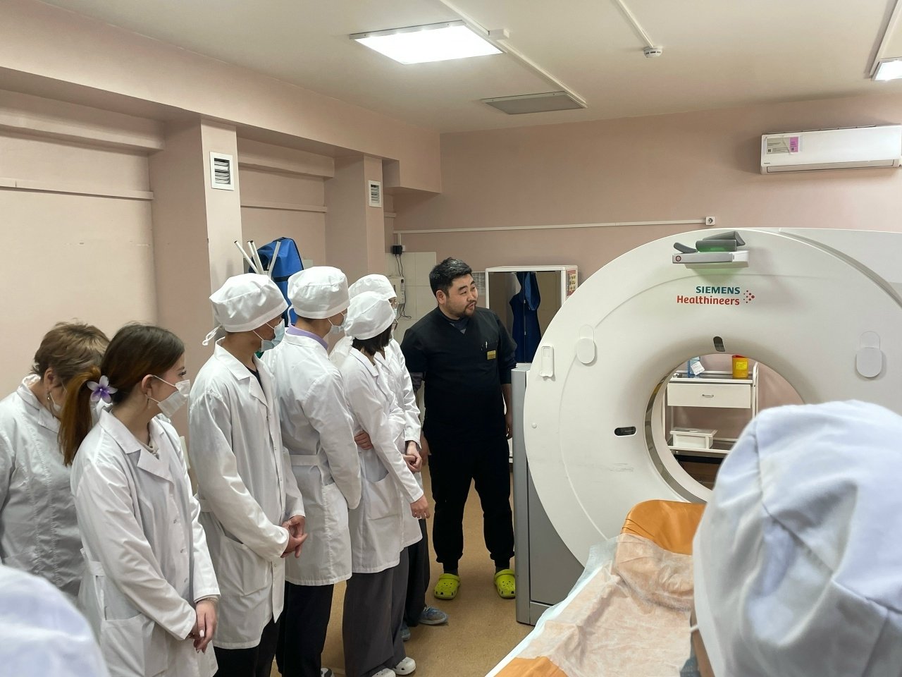 Школьники Бурятии примерили на себя профессию врача БСМП им. В.В. Ангапова