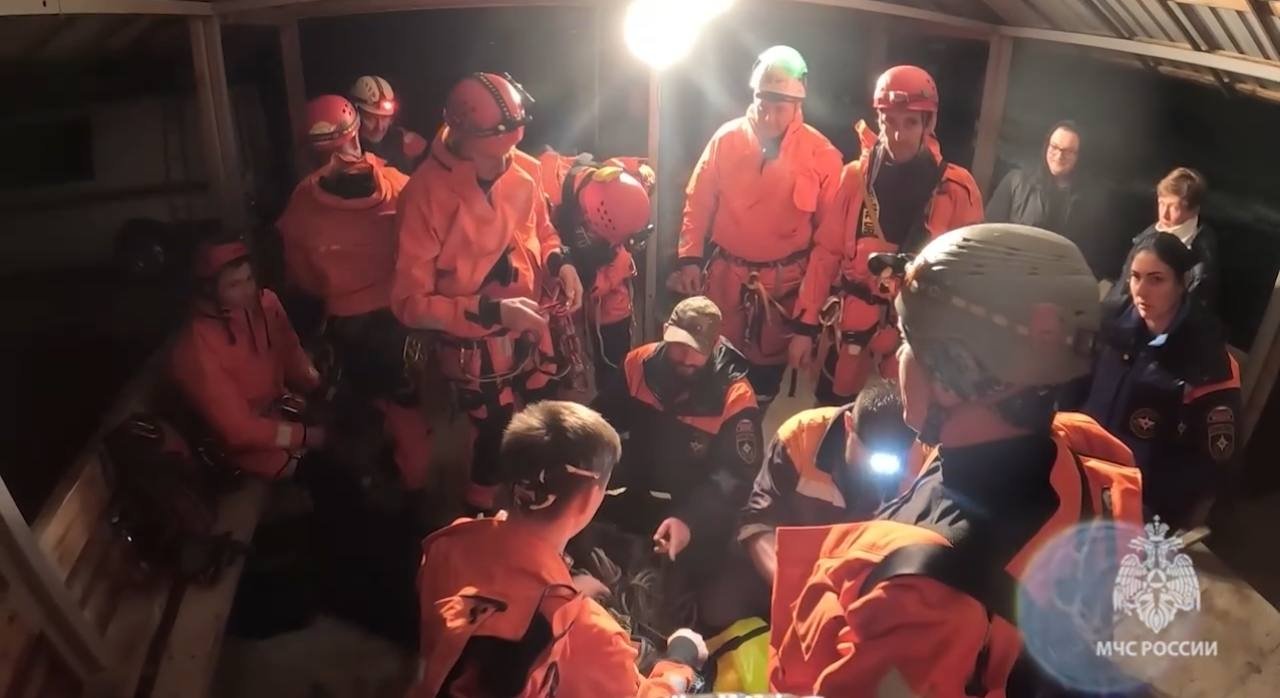 Спасатели трое суток эвакуировали тело девушки из пещеры Пасть Дракона в Сочи ЮРПСО МЧС России