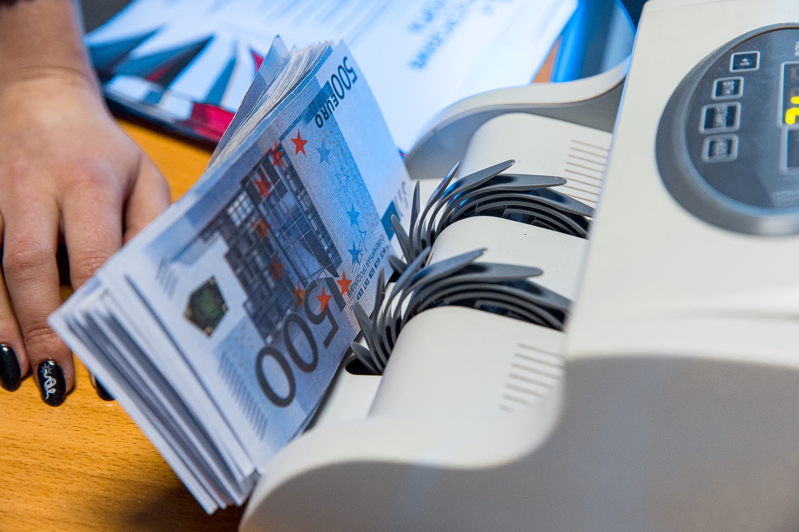 Деньги, финансы, валюта, евро, счетная машинка Илья Аверьянов, ИА PrimaMedia