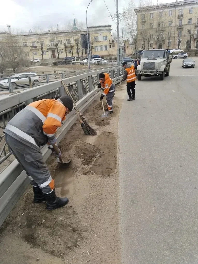 В Улан-Удэ убирают рекордное количество песка, высыпанного за зиму администрация г. Улан-Удэ