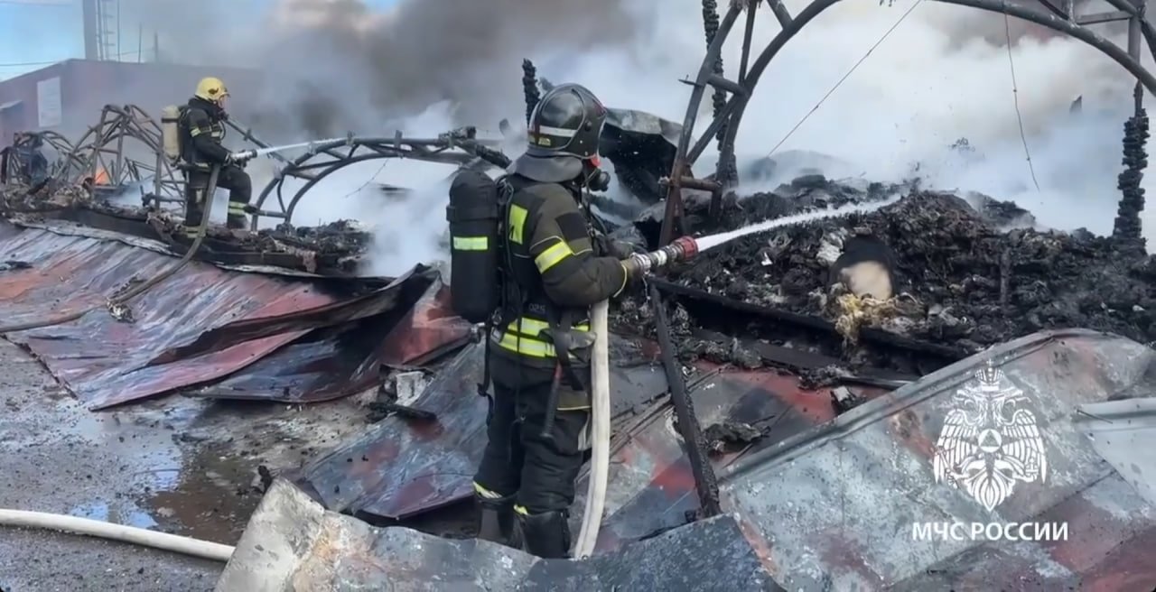 В Иркутске МЧС России работают на месте пожара Пресс-служба ГУ МЧС России по Иркутской области