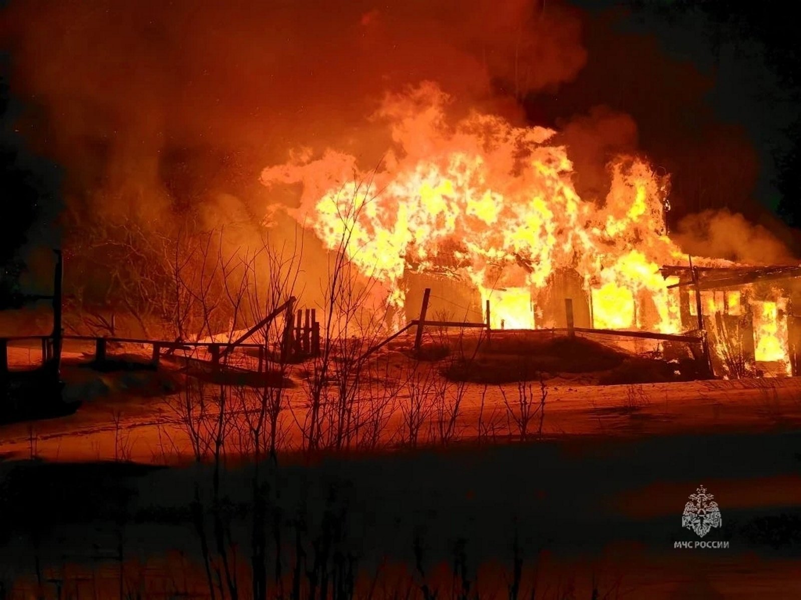 С места происшествия ГУ МЧС России по Магаданской области