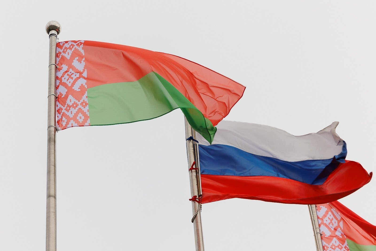 Государственные флаги РФ и РеспубликиБеларусь ИА PrimaMedia