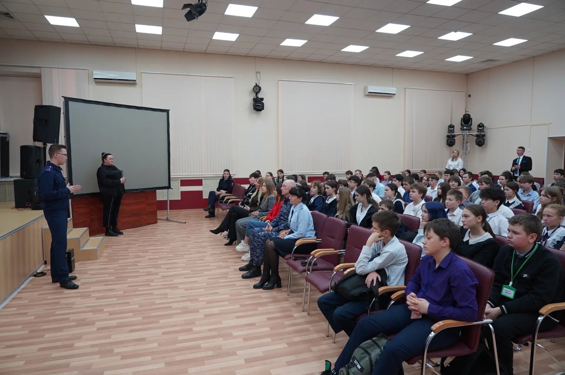 В Уссурийске школьникам рассказали о недопустимости совершения преступлений против интересов Родины предоставлено пресс-службой Росгвардии