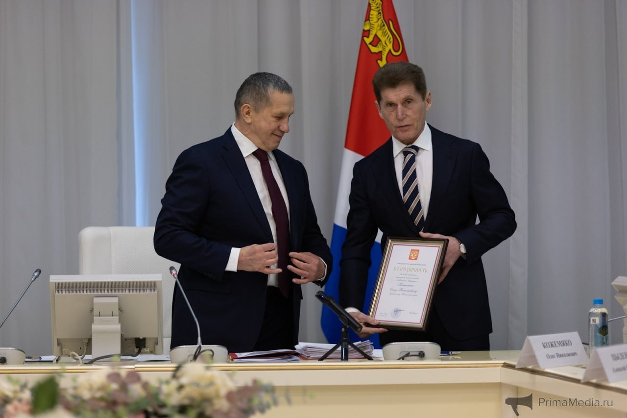 Юрий Трутнев , вручил благодарности от президента России Владимира Путина губернатору Приморья Олегу Кожемяко ИА PrimaMedia