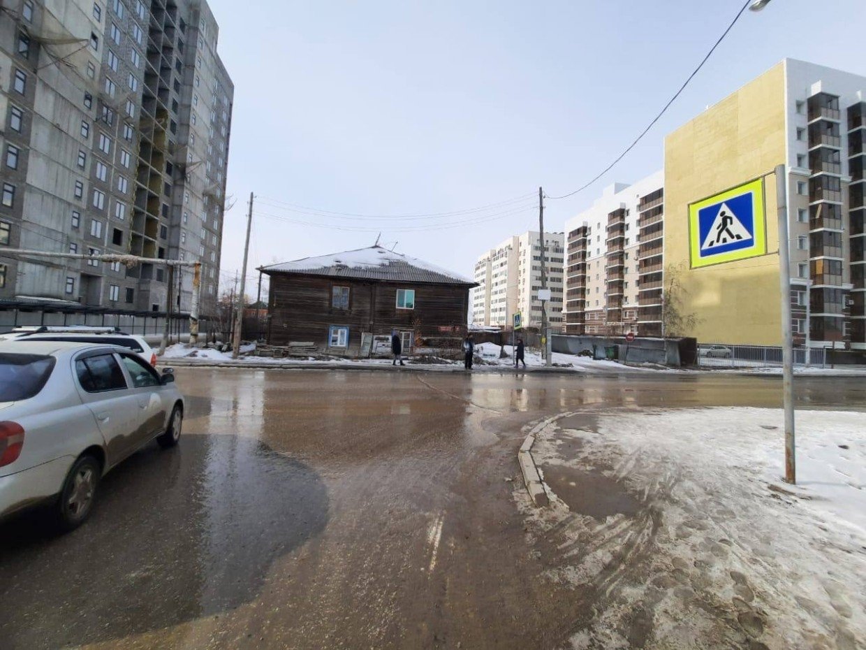 В Якутске водитель скрылся, сбив ребенка на пешеходном переходе Госавтоинспекция