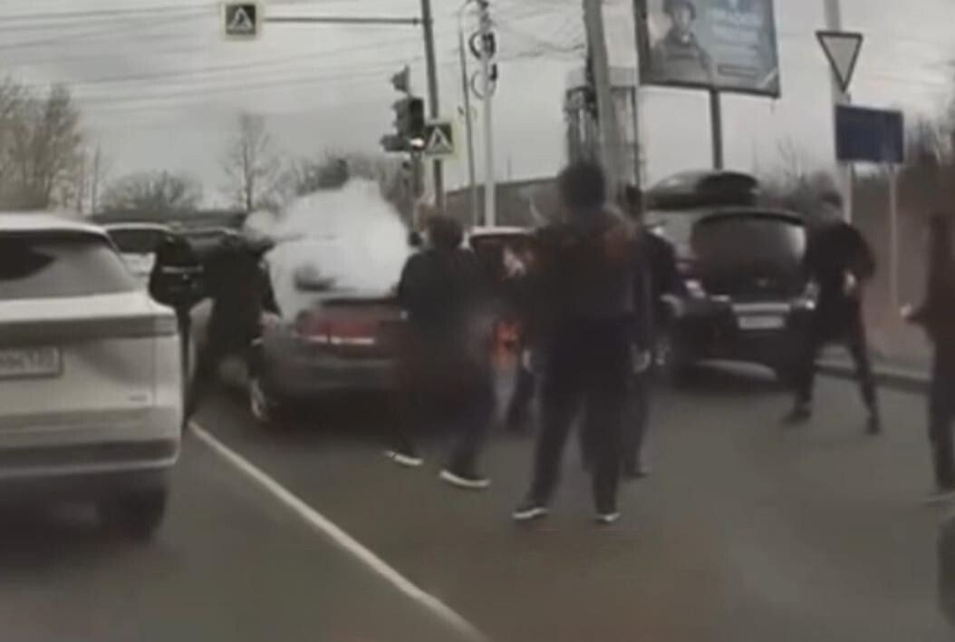 В Ново-Ленино Иркутска мужчины устроили стрельбу на оживленной дороге Тг-канал (18+) &quotДТП38RUS&quot