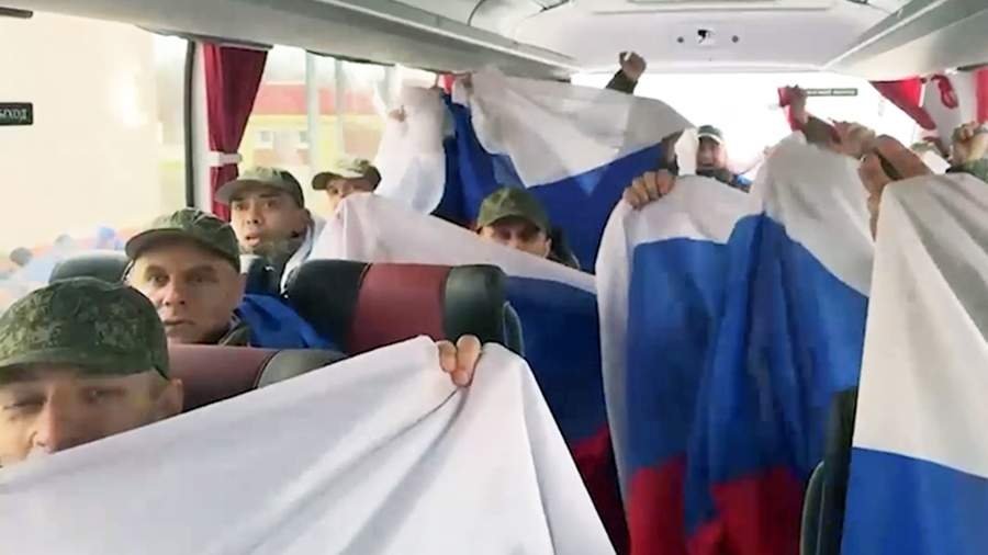11 апреля Россия вернула из украинского плена 175 военнослужащих. Кадр из видео &quotИзвестия&quot