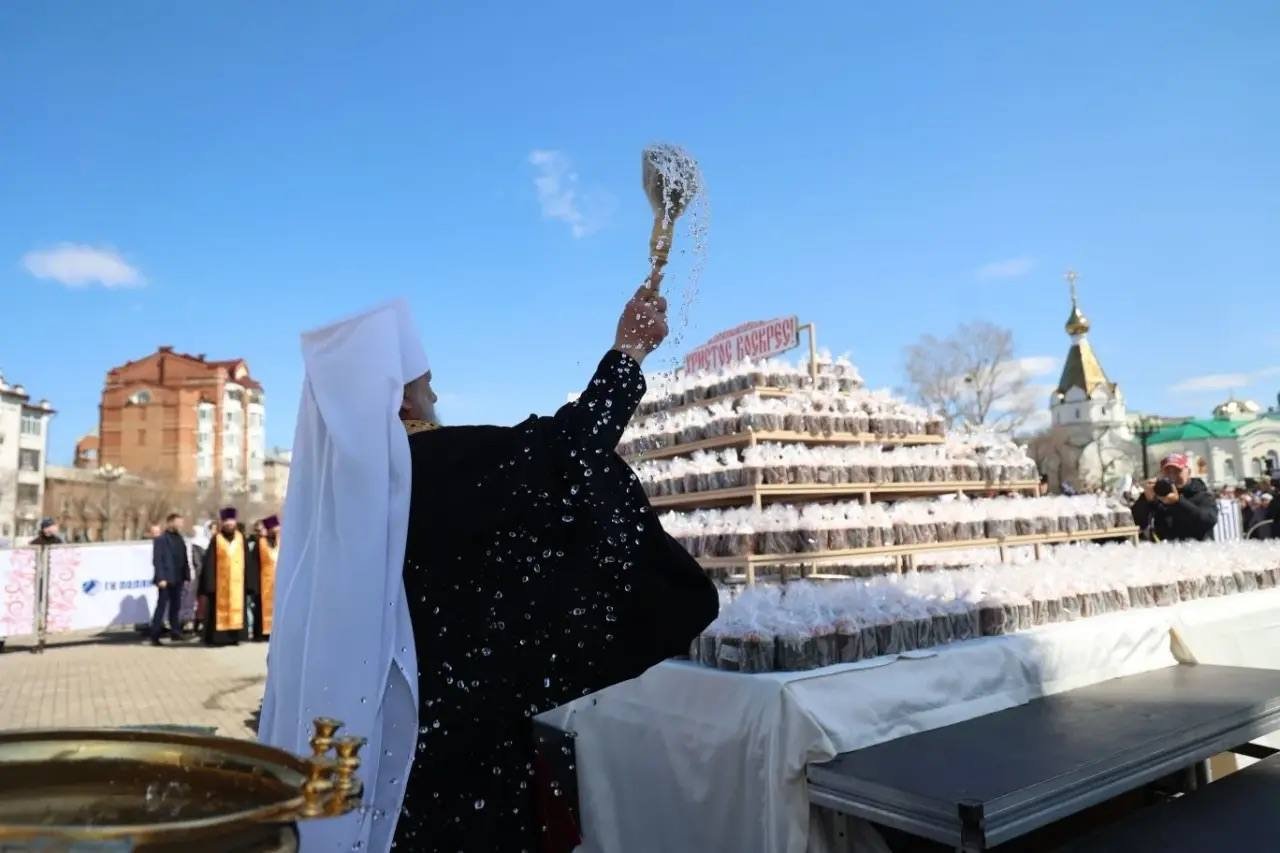 3 тысячи куличей раздали в Хабаровске на Пасхальном фестивале Пресс-служба правительства Хабаровского края