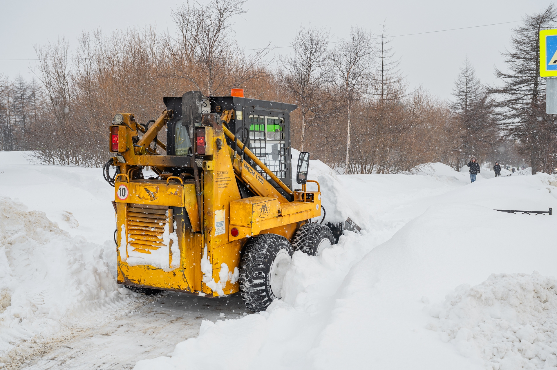 Уборка мусора и смета на проезжей части, вывоз снега с газонов, расчистка скверов Источник