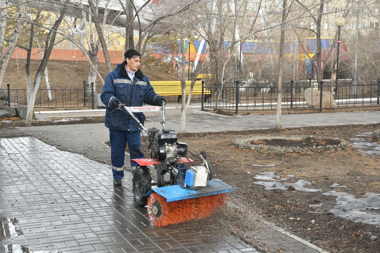 Уборка в парке ОДОРА городской администрации