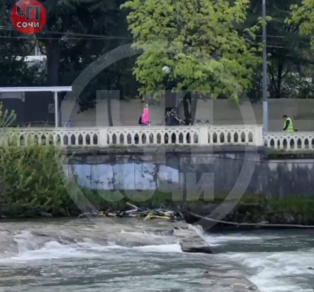В Сочи неизвестный утопил в реке 10 самокатов Скрин видео Полиция Кубани