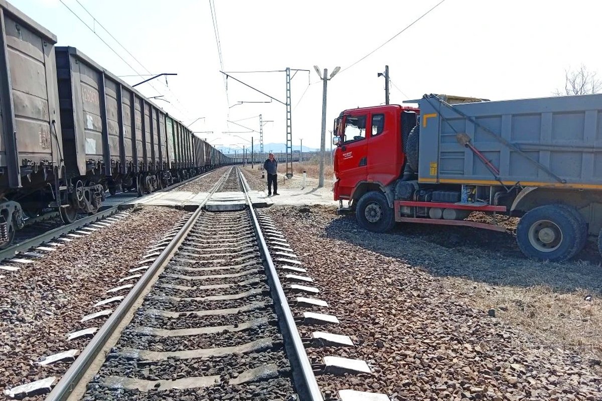 Фура врезалась в поезд в Приморье Пресс-служба ДВЖД