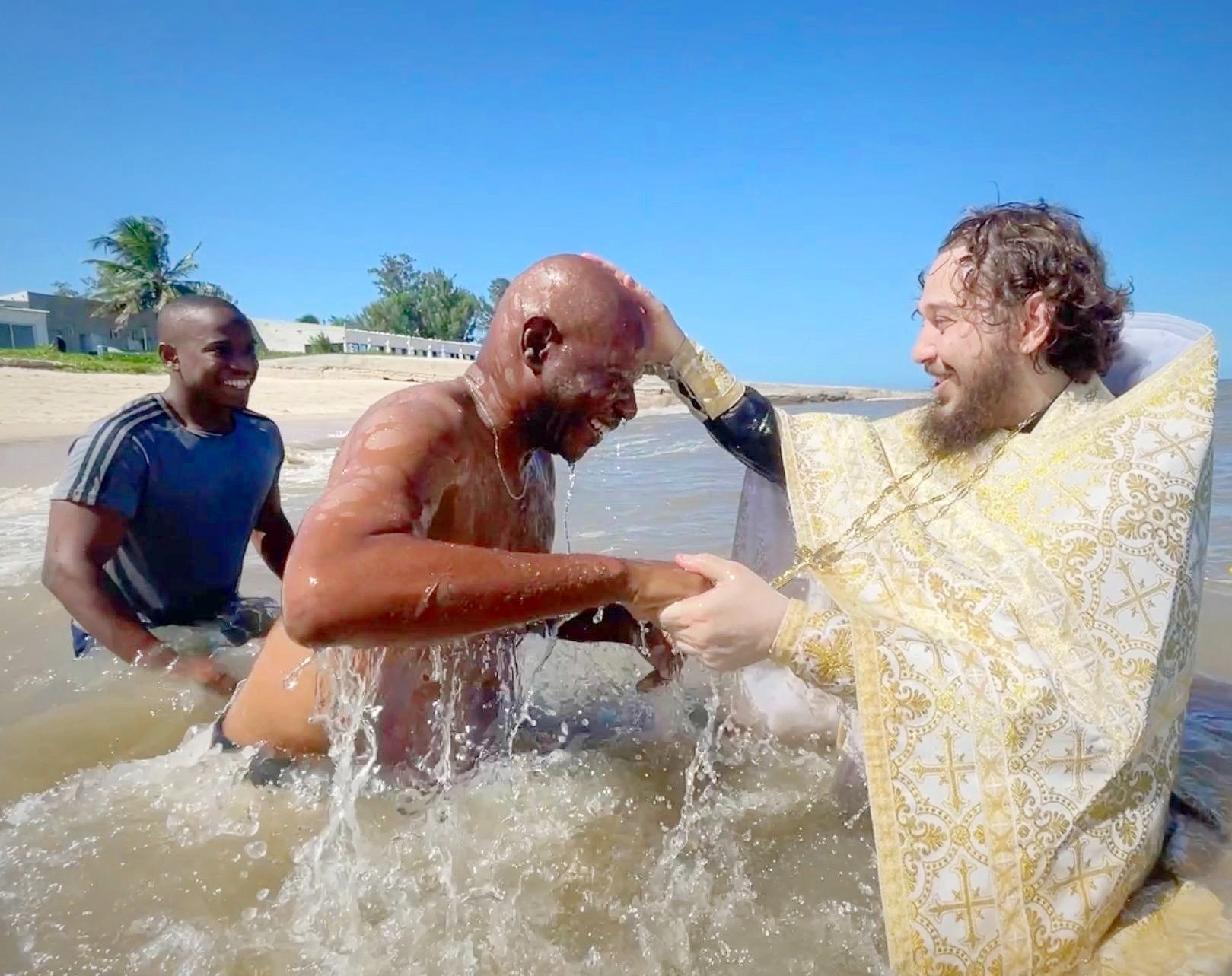 Ставропольский священник покрестил двух жителей Мозамбика Соцсети Альвиана Тхелидзе