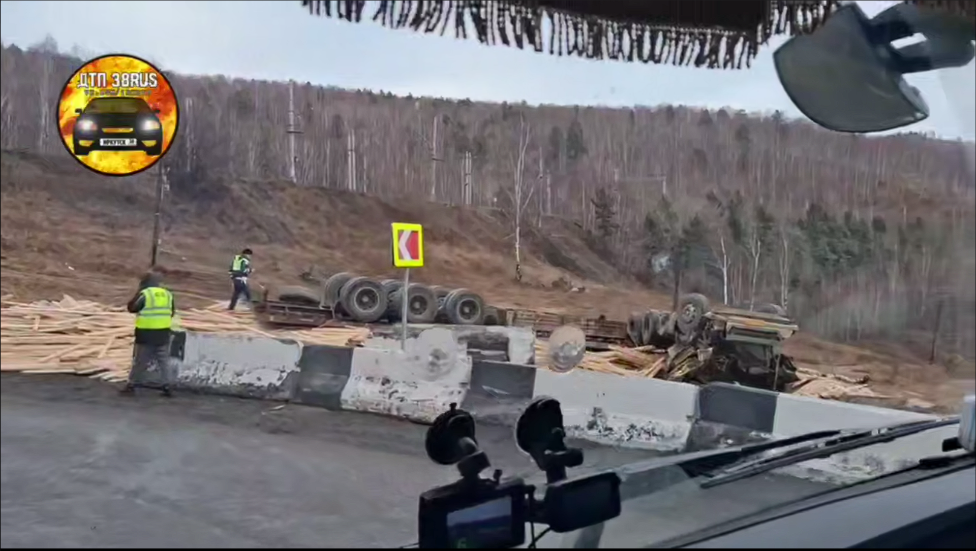 Груженный древесиной тягач перевернулся на Култукском тракте Телеграм-канал (18+) &quotДТП38&quot