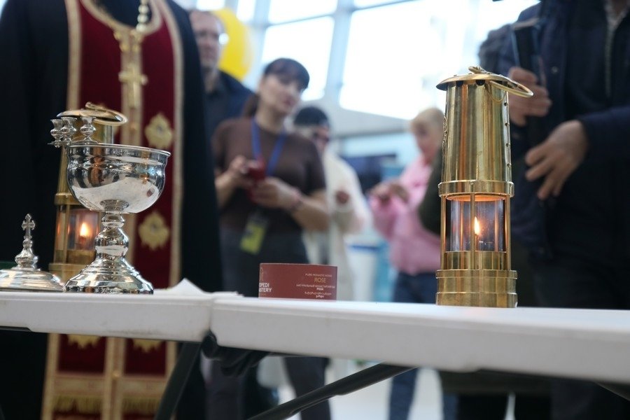 Сотни хабаровчан встретили Благодатный огонь в главном соборе края Ольга Редникова, официальный портал Приамурской митрополии